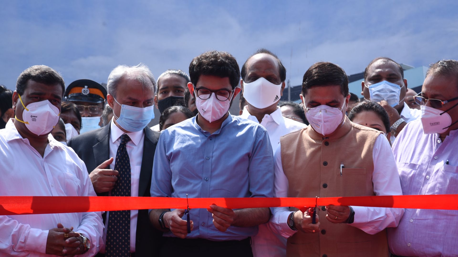 HSBC India together cutting a ribbon to inaugurate the Suvidha Centre in Dharavi, Mumbai 