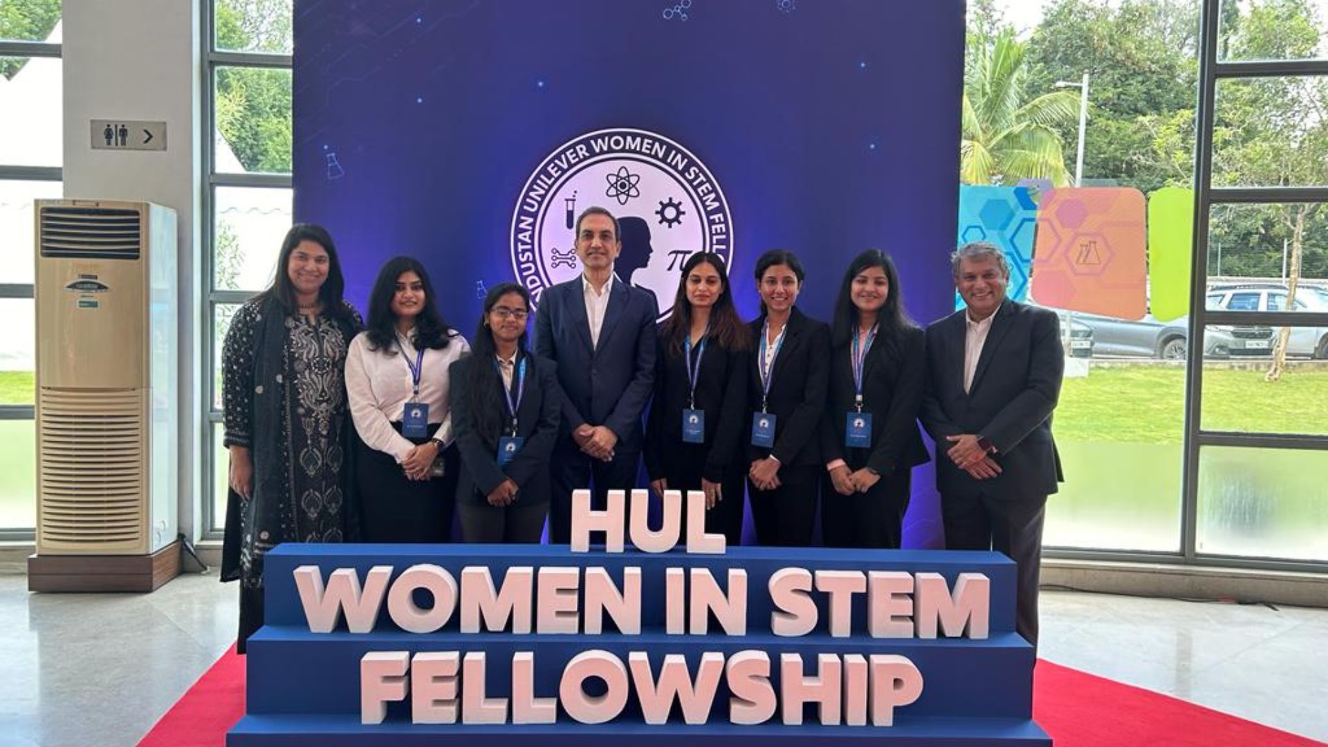 HUL CEO & MD, Rohit Jawa along with the HUL STEM scholars.