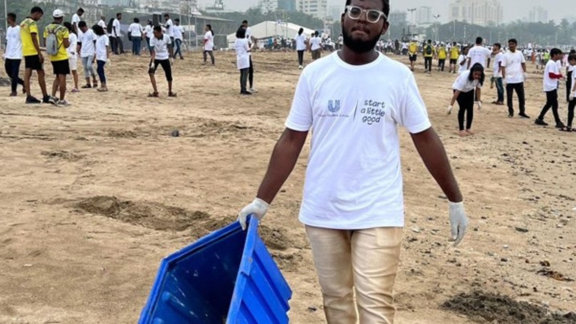 Swachaata Hi Sewa 2024 HUL activations from across India. Men and Women are cleaning up public spaces and participating in events focusing on cleanliness and beautification of public places.