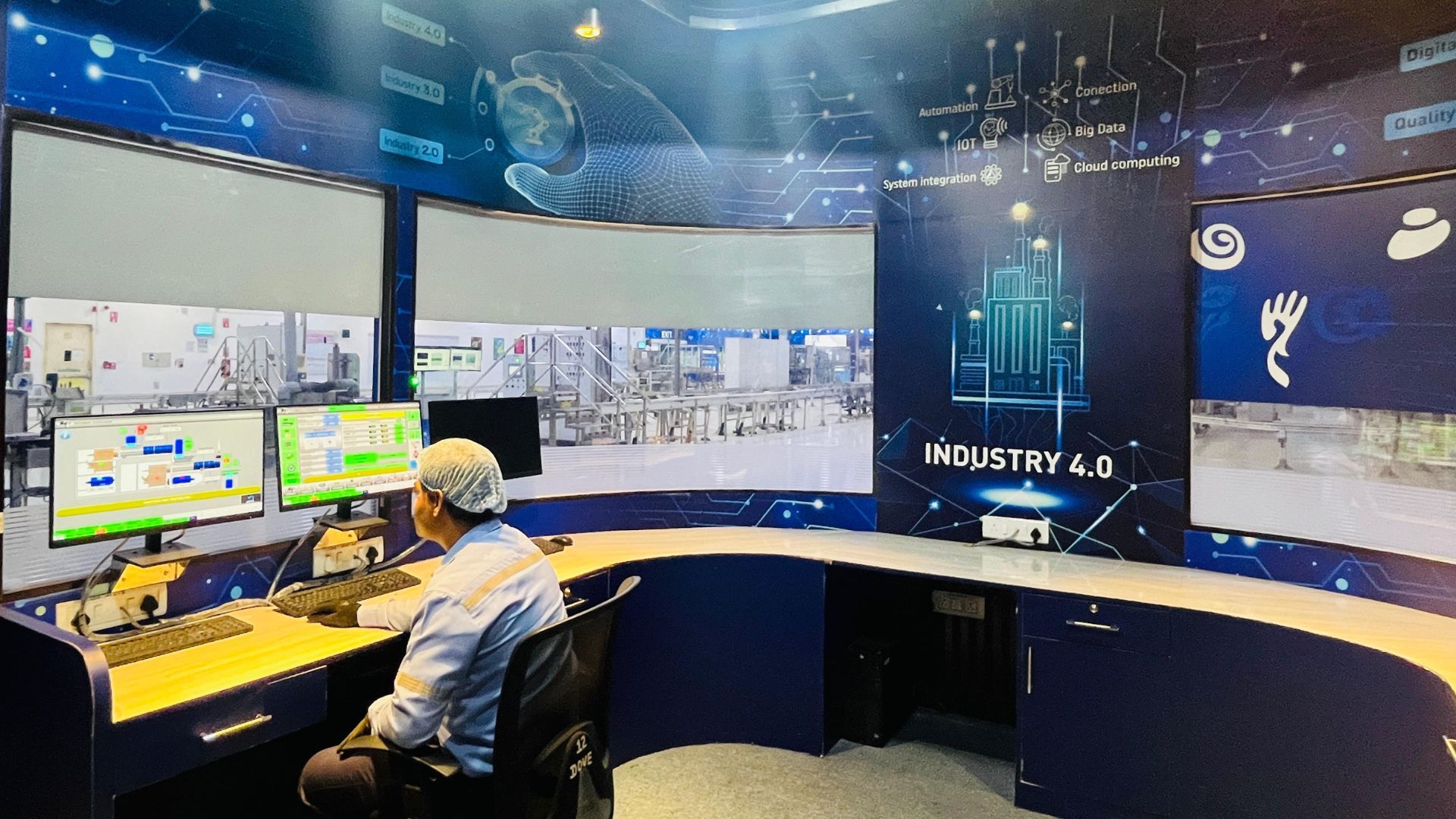 An image of an employee in an Industry 4.0 room