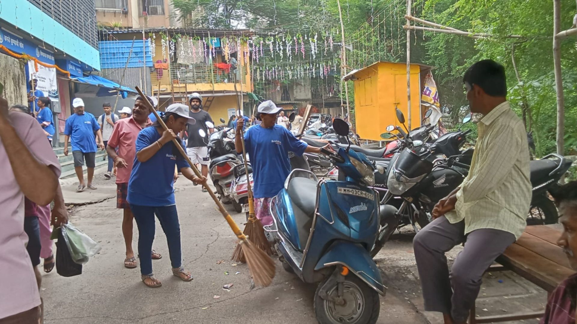 Swachaata Hi Sewa 2024 HUL activations from across India. Men and Women are cleaning up public spaces and participating in events focussing on cleanliness and beautification of public places.